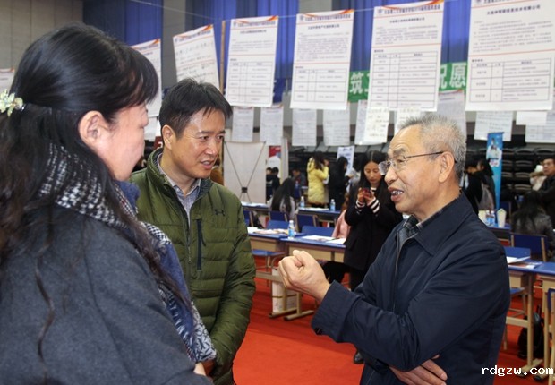 学院领导视察双选会会场